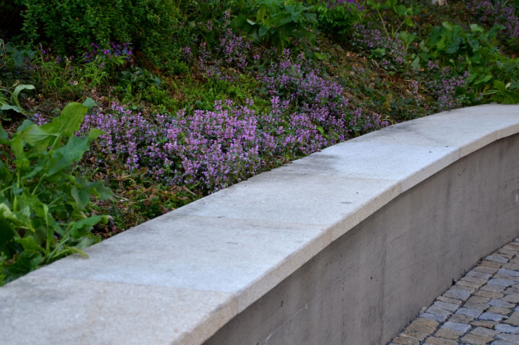 A beautiful backyard featuring an elegant retaining wall, expertly built by top concrete contractors in Simi Valley. These skilled retaining wall installers offer exceptional masonry block wall services, specializing in block wall installation and retaining wall installation with precision and quality craftsmanship.